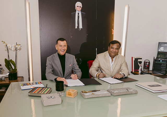 Righi and Gupta signing the agreement.